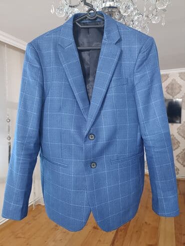 yeni model kurtkalar: Mavi rəngdə, damalı dizaynlı kişi pencəyi. İki düymə ilə bağlanır, yan — 5