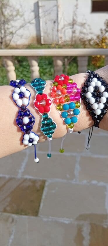 qosqu yeri: Muncuqdan əl işi bilərziklər - Rəngarəng büllur muncuqlarla toxunmuş — 1