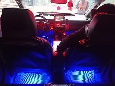 qalmaq şərti ilə prius: Toyota Prius hibrid hetçbek, qırmızı rəng. - Kuzov: 5 qapı — 4