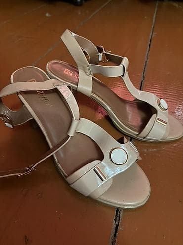 charles keith az: Nəcib və rahat qadın sandalları - Rəng: açıq bej/nude - Model: açıq — 1