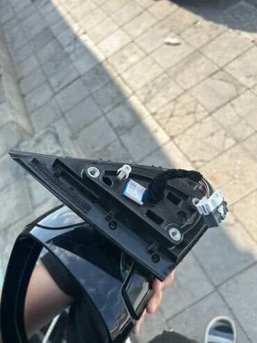 Sol tərəfindir Koreyadan maşının üzərində gəlib Təmiz orginaldır