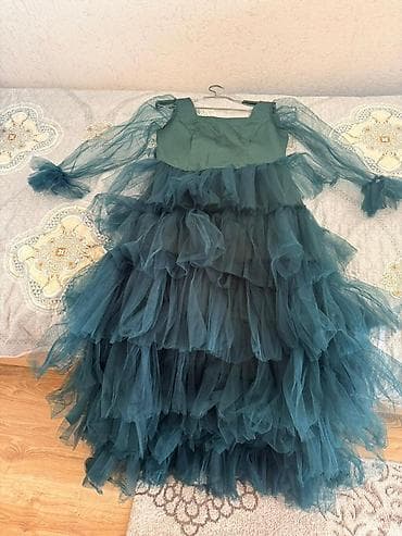 Zümrüd-yaşıl rəngdə ziyafət paltarı 1defe geyinilib. - Model: çoxqatlı