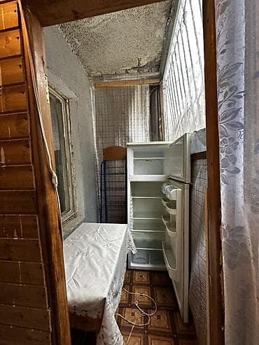 Otaqlar: Mənzil 1 otaqdan 2 otağa düzəlmədir. Razində yerləşir.9 mərtəbəli — 3