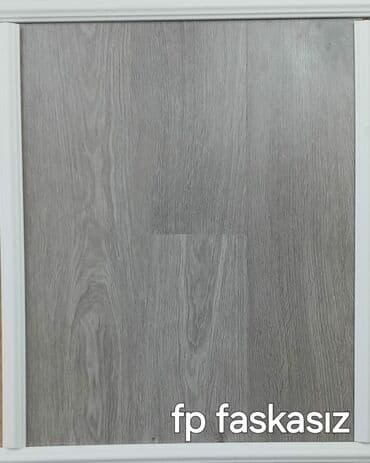 ağ laminat: Açıq boz rəngdə, taxta görünüşlü laminat döşəmə örtüyü. Evdə və ya — 1