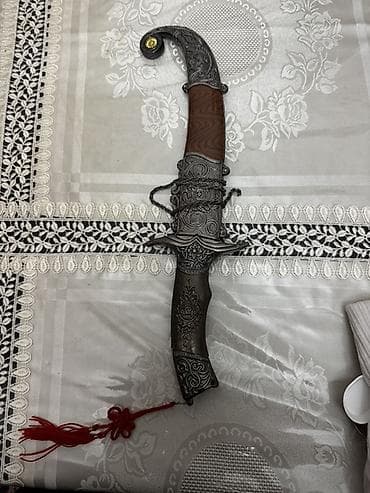 dekorativ güller: Şərq üslublu dekorativ xəncər - Ümumi dizayn: Əlcəyi və qınında oyma — 4