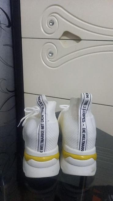 devit 3: Açıq ağ rəngdə, sarı detallı idman ayaqqabıları - Stil: minimal və — 1