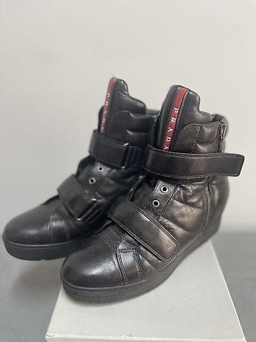 Личные вещи: Prada UNISEX krossovkaları – yüksək boğaz, dəri, qara rəng. - Model — 1