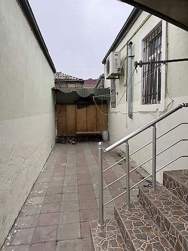 qazaxda ev: Şəhər daxili dar küçədə yerləşən həyət evi. Xüsusiyyətlər: - — 5