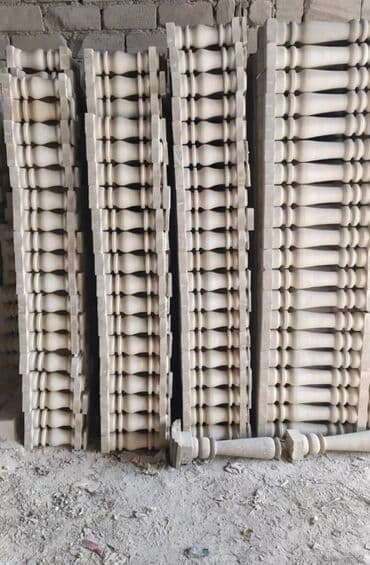 балясины из камня: Ağ rəngli, müxtəlif formalı və ölçülü dəmir-beton sütunlar. Bu — 19