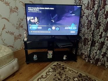 Samsung LED televizor və şüşə TV stendi - Ekran: təxminən 40–43 düym
