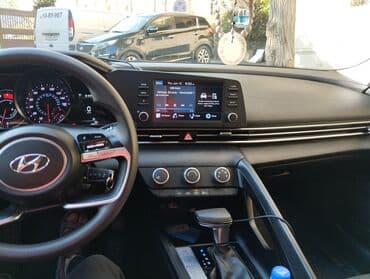 Hyundai Elantra: 2 l | 2022 il Sedan