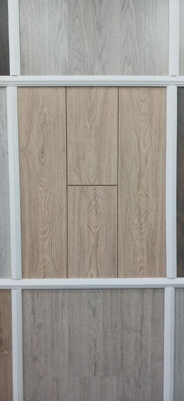 taxta evlər: Açıq taxta görünüşlü laminat döşəmə panelləri. Panellər bir-birinə — 2