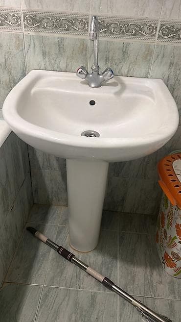 Umivalnik ve unitaz biryerde satilir. Unitazin bacoku yoxdu. 60 manat