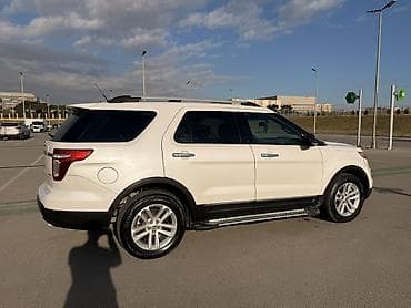 Автозапчасти: Ford Explorer, ağ rəngli, 7 yerlik tam ölçülü SUV. Əsas — 2