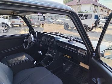 tra: VAZ 2107 sedan - Kuzov: 4 qapılı sedan, tünd yaşıl rəng - Mühərrik — 6