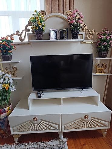 Düz TV altlığı, Polkalı, Laminat