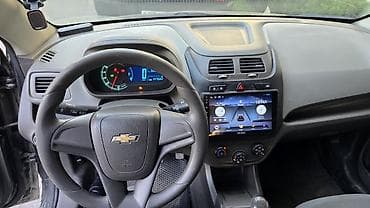 Chevrolet avtomobili üçün salon – sükan və mərkəzi konsol görünüşü