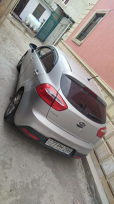Kia Rio (hatchback), gümüşü rəng. - Korpus: 5 qapılı hatchback, arxa