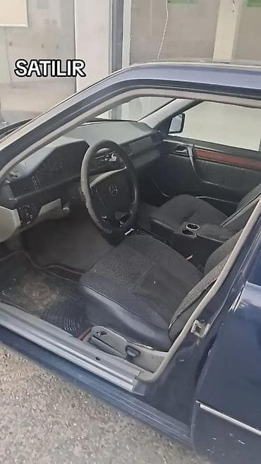 Mercedes-Benz E-Class: 2.2 l | 1993 il Sedan