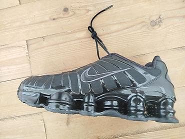 nike şalvar: Nike Shox idman ayaqqabısı – tam qara rəngdə, klassik Swoosh loqolu — 3