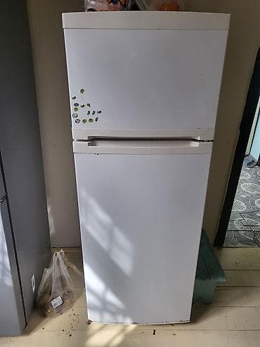 İki qapılı soyuducu (üstdə dondurucu bölmə) Xüsusiyyətlər: - Korpus