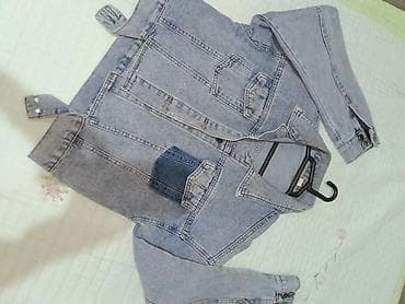 ust geyimləri: Açıq mavi yuyulmuş effektli cins gödəkçə. Klassik düz kəsim, çevrilən — 3