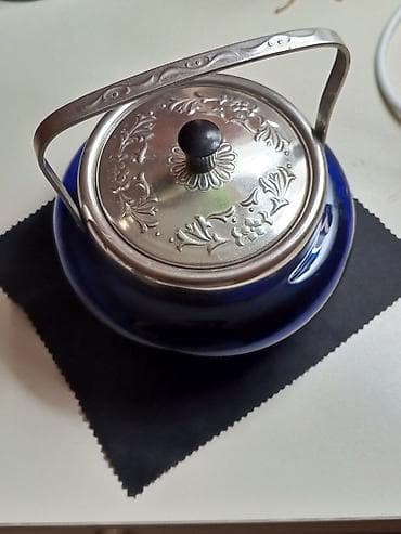 Mavi şüşə qab və zəngin naxışlı metal qapaqlı-servis qabı - Material