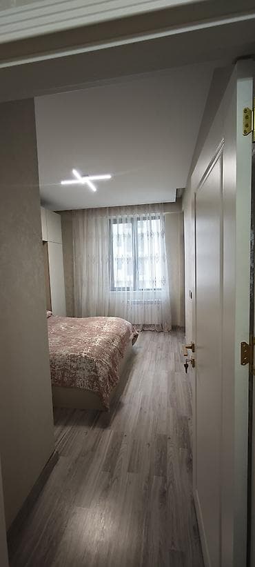 Müasir dizaynlı studiya tipli mətbəx–qonaq otağı və zövqlü sanitar — 4