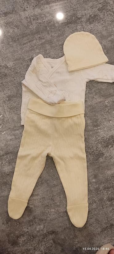 rengli sarlar: Uşaq geyim dəsti Tərkib: - Dəst 1: Uzunqol, çiçək naxışlı krem rəngli — 2