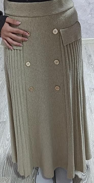 Baş geyimləri: Tezedir geyinilmeyib. 1) Sadə və zərif trikotaj paltar - Rəng: tünd — 4