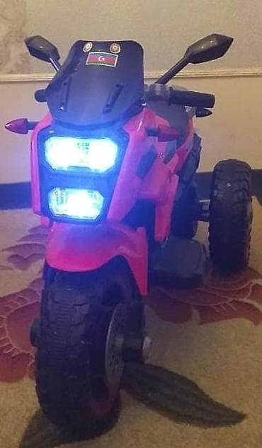 Uşaq üçün elektrikli üçtəkərli motosiklet - Rəng: qırmızı-qara - Ön