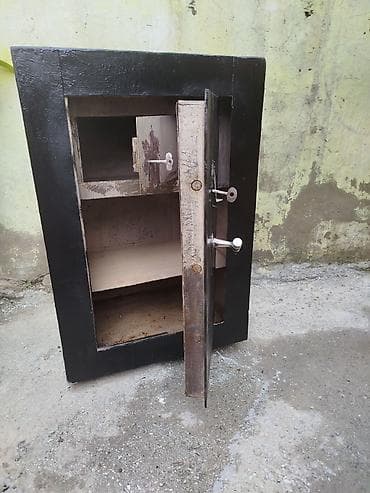 islenmis seyf qapilar: Metal seyf – iri tutumlu, sərt polad korpuslu, qara rəngli. sey 6liq — 3
