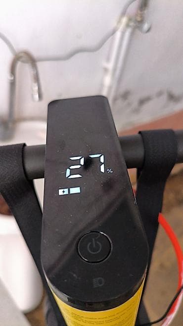 elektirikli skutur: Elektrikli skuter üstündə sunka hədiyyə və işıq siqnal scooter terin — 2