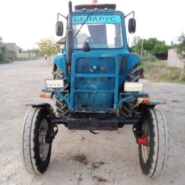Коммерческий транспорт: Mavi rəngli Belarus traktoru. Bu model kənd təsərrüfatı və digər ağır — 4