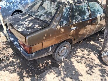 06 sekileri: VAZ 21099 sedan – qızılı rəng, 4 qapılı, ön ötürücülü. Mexaniki — 2