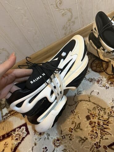 Tərliklər: Balmain tərzində qara-ağ rəng palitrasında futuristik dizaynlı — 4