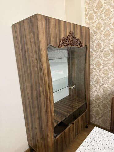 Qonaq otağı üçün klassik üslubda mebel dəsti Tərkibi: - 2 ədəd vitrin