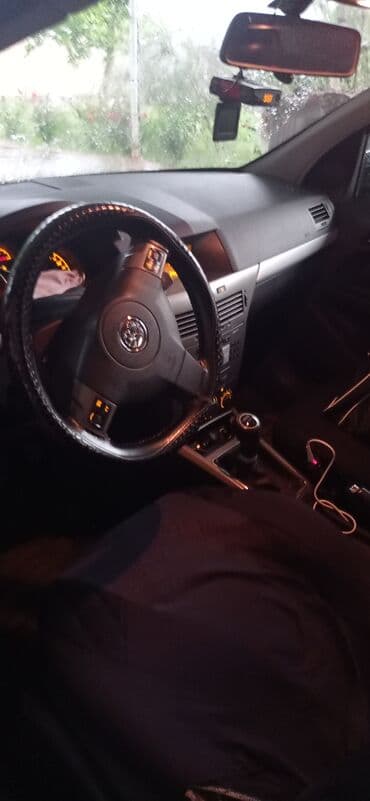 опель зафира а: Qara rəngdə olan Opel Astra universal avtomobili. Avtomobilin ön — 5