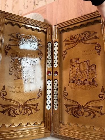 karton qutu aliram: Ağacdan hazırlanmış, ikitərəfli dama/nərd dəsti və vitrinli suvenir — 3