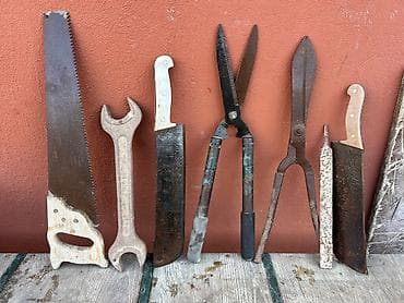 Qayçılar, bıçaqlar: Köhnə tip əl alətləri dəsti – qarışıq paket satılır.Qiymətlər — 2