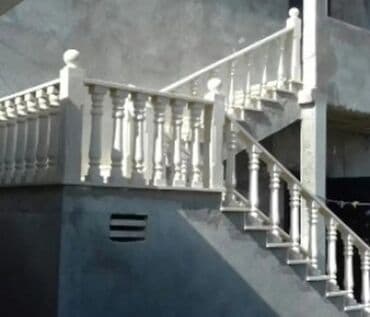 балясины из камня: Ağ rəngli, müxtəlif formalı və ölçülü dəmir-beton sütunlar. Bu — 10