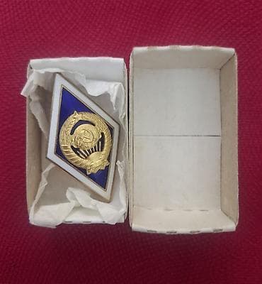 SSR dövrünə aid ali məktəb döş nişanı – klassik “romb” forması