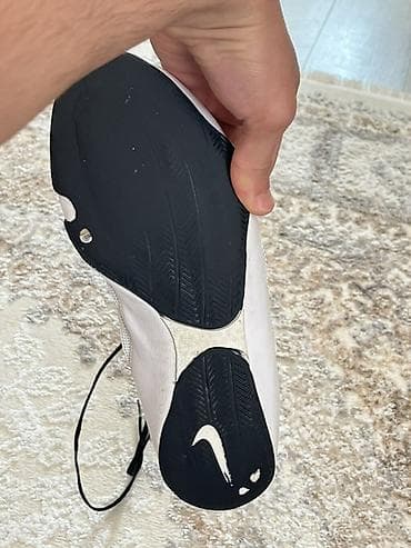 ayaggabı: Nike boks ayaqqabısı – yüksək boğazlı, ağ rəngdə, qara Swoosh loqosu — 3