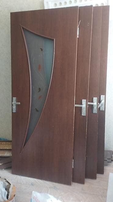 4 ədəd qapı. 3ü əladır. birində qüsur var. Razılaşma ilə. Qapılar