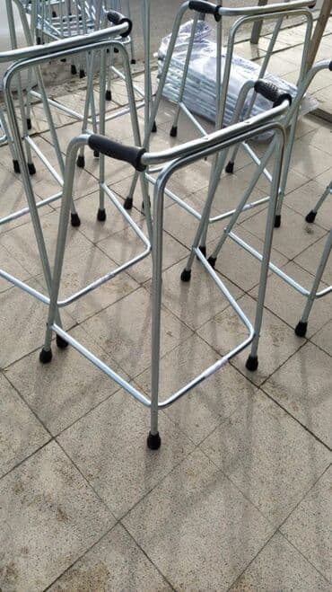 Yerimək üçün arabalar, çəliklər, əsalar, rollatorlar: Xəstələr üçün xadok yeriyən — 1