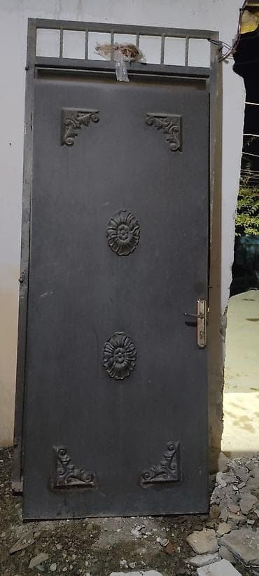 islenmis demir: Dəmir giriş qapısı - Material: qalın metal/dəmir vərəqdən hazırlanıb — 1