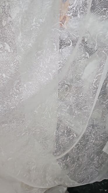 tül parçalar: Zərif naxışlı, yüngül, ağ tül pərdə. Otağa incə bir hava qatır və gün — 4