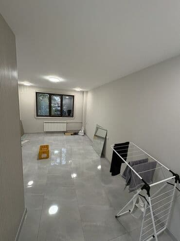 İcarəyə verilən otaq/yer - İşıqlı, geniş otaq: iri pəncərə, tavan