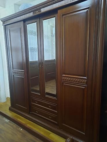 kunc divan kreditle: Klassik üslubda yataq otağı dəsti Tərkibi: - 3 qapılı iri qarderob — 8