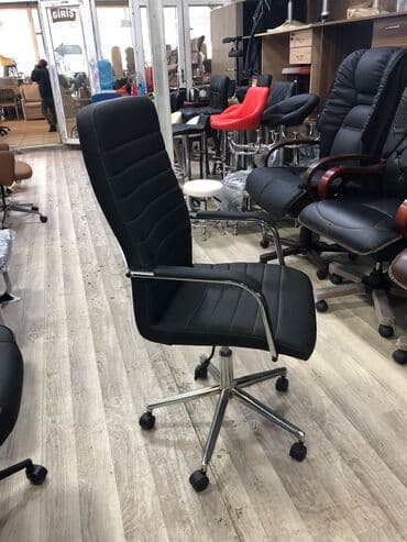 офисные кресла: Новый, С колесиками, Рукояти не регулируются, Кожа — 2